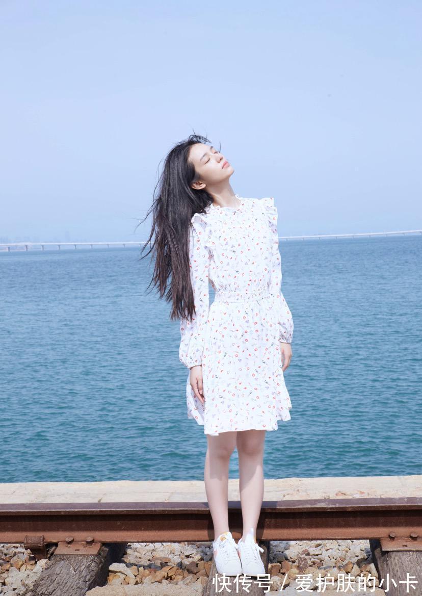 氛围感|周也的脸看着就很“贵”，就算穿着小清新碎花裙，也有高冷气质