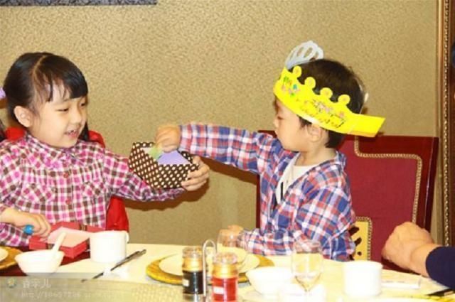 大人|6岁姐姐打哭2岁弟弟,网友却纷纷点赞姐姐做得比大人还好