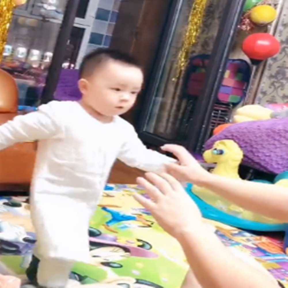 爸爸|爸爸假装打妈妈,萌娃的反应让爸爸心碎,妈妈直呼:没白疼