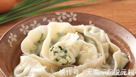 煮饺子,最忌开水下锅,大厨多加这一步,饺子鲜嫩多汁不破皮