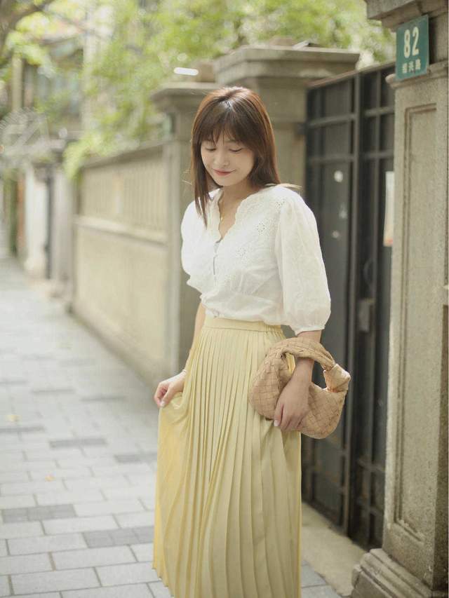 白色衬衫|小个子女生这样穿搭显高显瘦,白色衬衫搭配百褶裙温柔优雅,真美