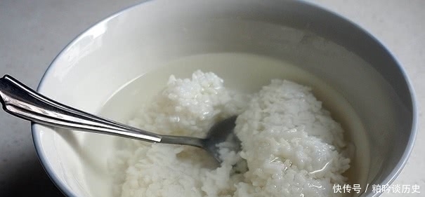 “穷”学生月底是怎么吃饭的?辣椒拌饭都算好的,图4谁看谁心疼