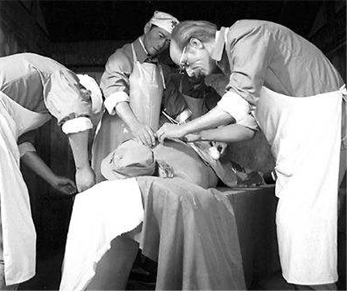 舍命|白求恩舍命救下那个士兵后，不幸感染离世，被救活士兵后来怎样了