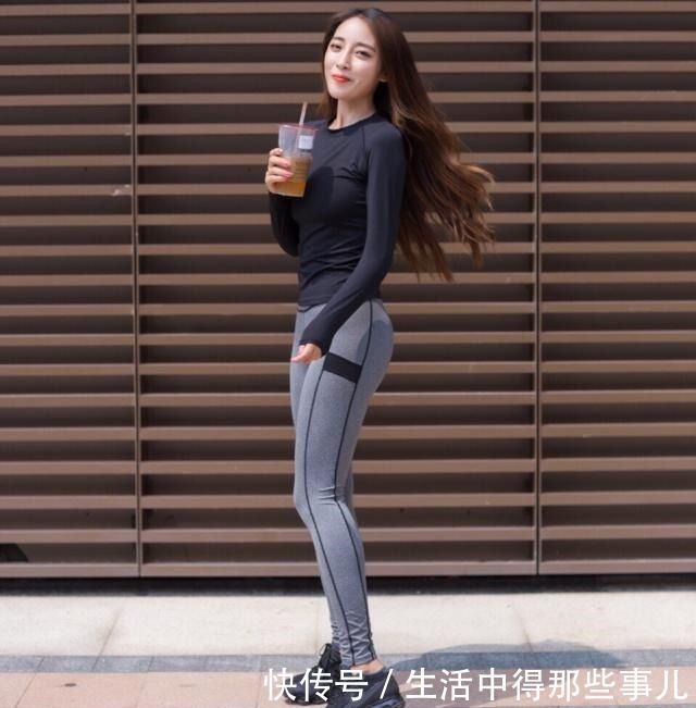 青春活力|紧身打底裤美女身材凹凸有致,展现青春活力,女人味十足