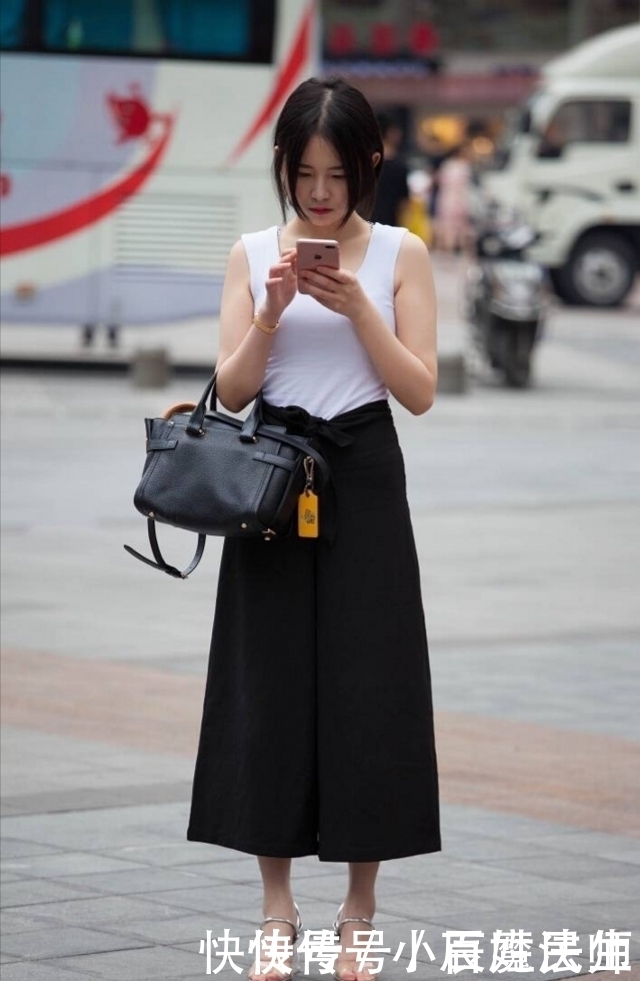 路人街拍,美女选择了一件一字肩的翻领衫,看上去更加优雅大方