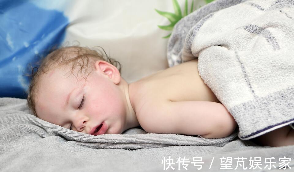 睡眠质量|入秋后带娃睡觉,父母注意“一要四不要”,孩子睡的香发育好