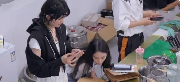 喝茶|姚安娜在《中餐厅》“拈轻怕重”,其他成员喝茶,龚俊已忙活不停