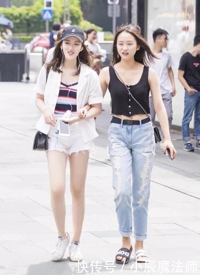 牛仔热裤|路人街拍，靓女白色上衣搭配牛仔热裤，整个人看起来高挑迷人