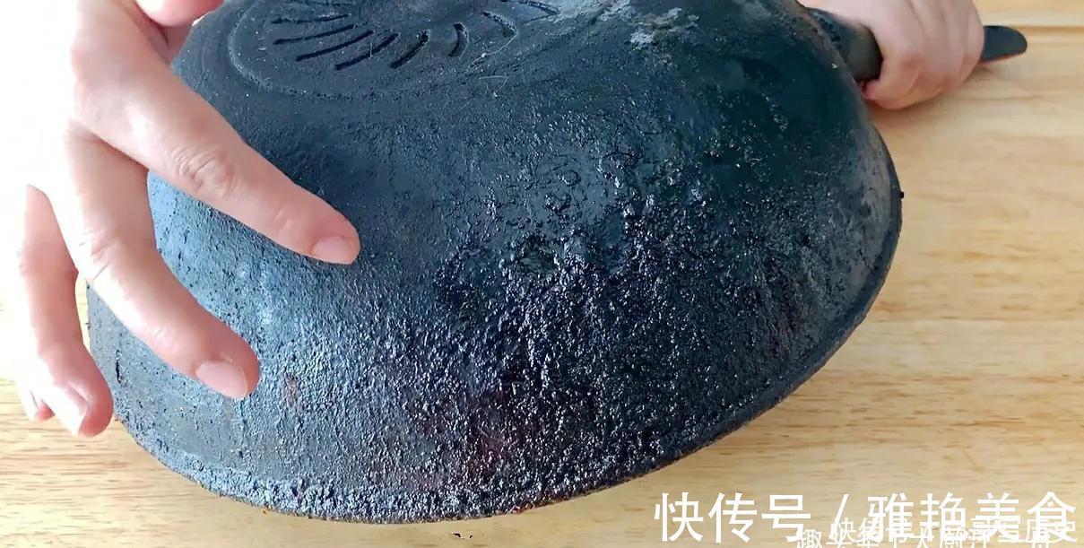 锅底|铁锅,锅底黑垢油污多怎么去除?教你一招,铁锅立马变新锅