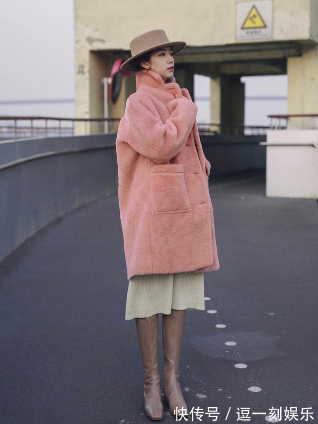 高跟鞋 “长外套+连衣裙”怎么穿更上档次?教你3个穿搭技巧,时髦又高级