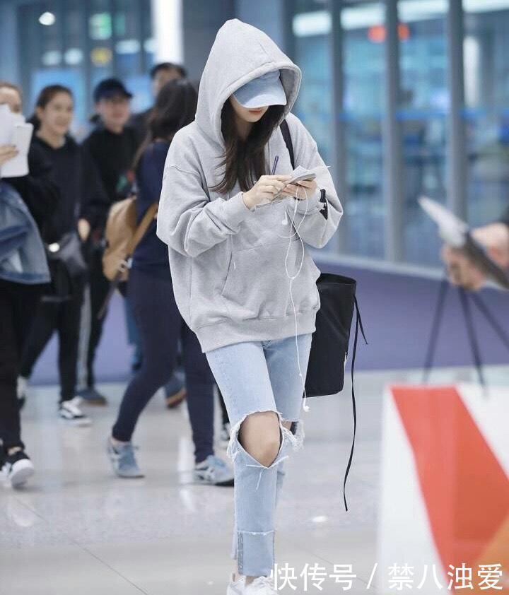 姜涩琪真是个时髦精!穿西装酷炫个性,差点美到认不出