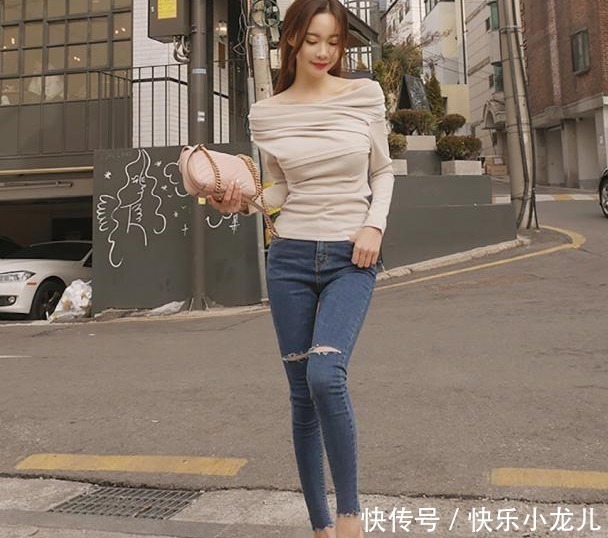 穿搭牛仔裤独特优雅,充满了美丽的曲线,特别迷人