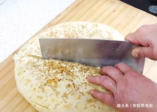 椒盐千层饼的家常做法,营养好吃,咸香入味,家人爱吃的可口早餐