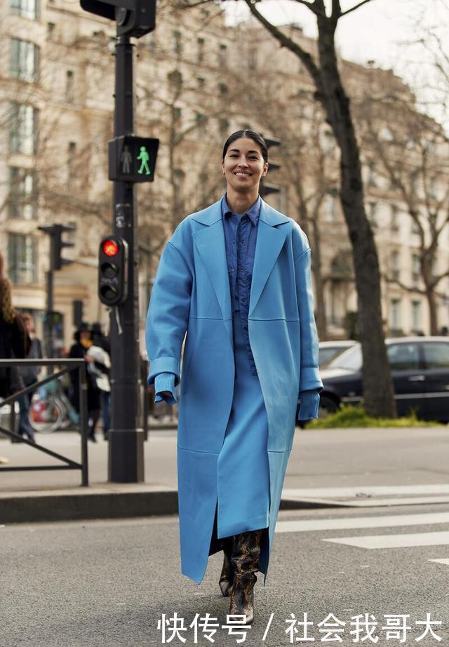 怪不得彩色大衣这么火,活泼时尚还吸睛,满大街都是在衬托它
