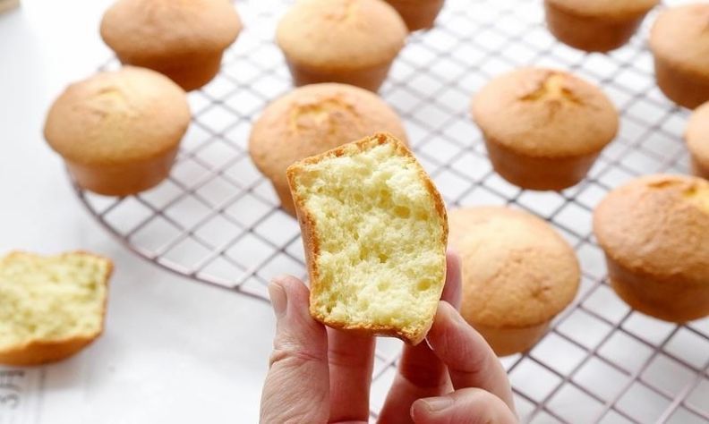 四个鸡蛋一碗面粉,做出妈妈爱吃的蜂蜜蛋糕,的确是小时候的味道