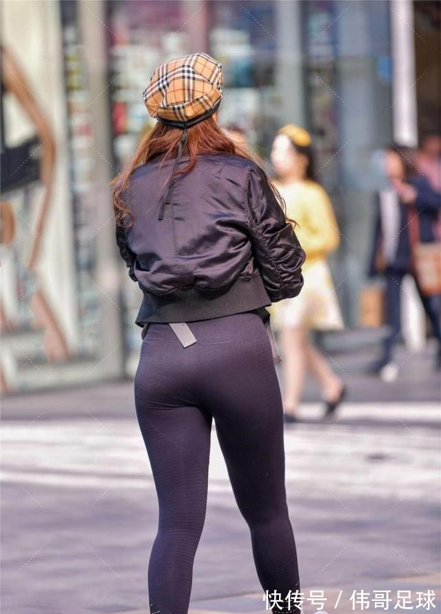 健美裤 黑色棒球服搭配时尚健美裤,舒适贴身,打造运动休闲风!