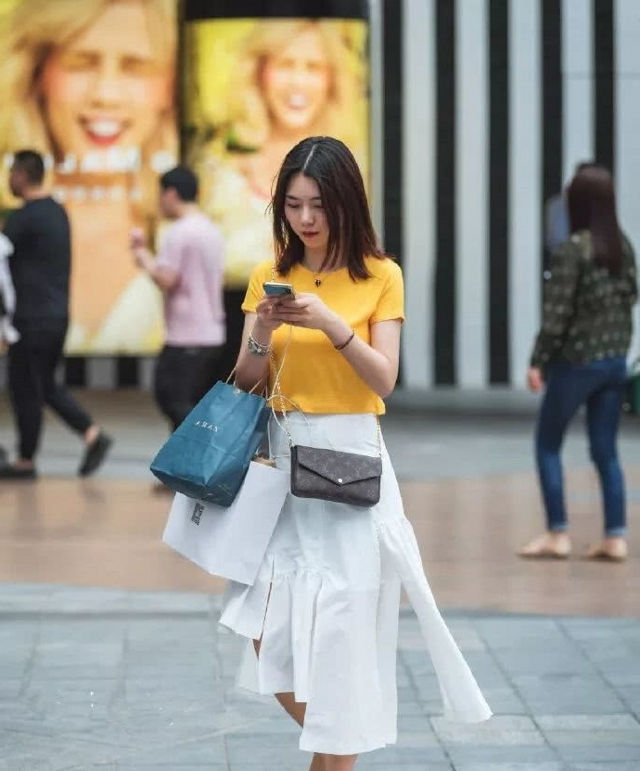 路人街拍,靓女黑色T恤搭配白色裤子,衬托好身材