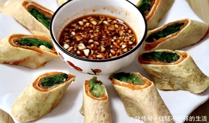 大雪过后,我家早餐常吃它,一卷一切,好吃好看,一顿一盘不够吃