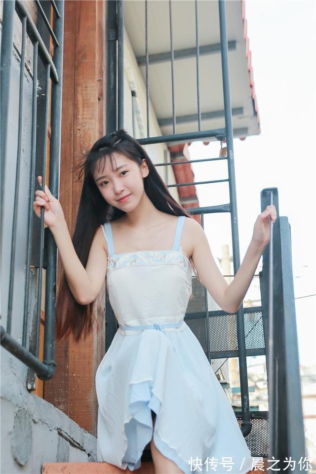 性感 吊带连衣裙+高跟鞋的搭配,穿出曼妙身姿,打造青春活力女神范!