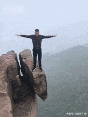 |搞笑GIF：裤子事小，脸面事大，这下以后还怎么见人？