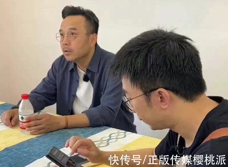 汪涵在長(zhǎng)沙農(nóng)村開(kāi)店，堅(jiān)持素顏出鏡還現(xiàn)場(chǎng)摳腳，變成鄉(xiāng)野知心大哥