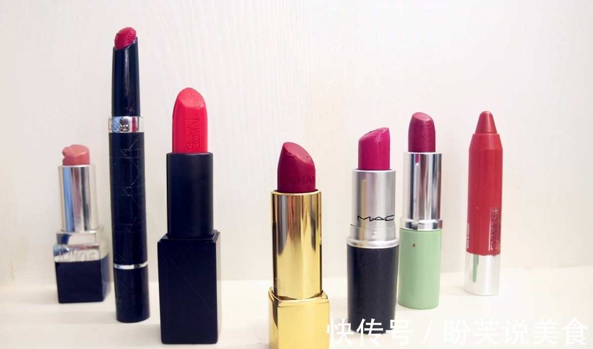 嘴唇 女人涂口红时,要改掉这4个坏习惯,不然再贵的口红都掉色粘杯