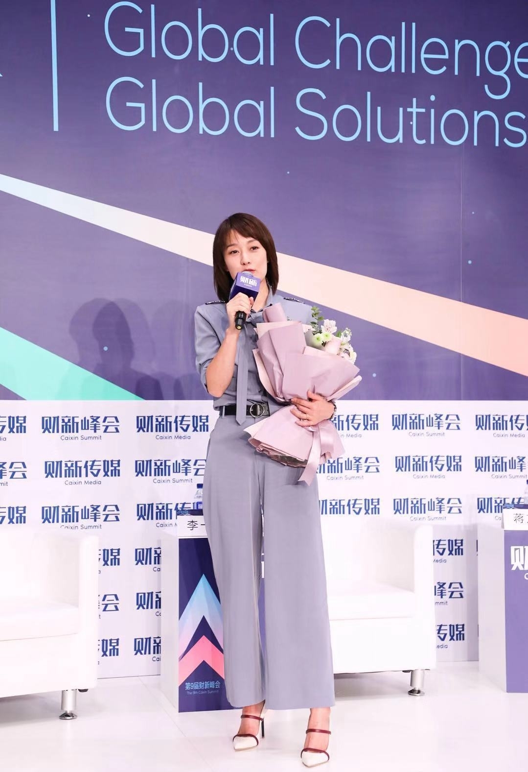 高跟鞋|马伊琍又换新发型,仅仅留长一点点,搭配刘海也太减龄了吧!