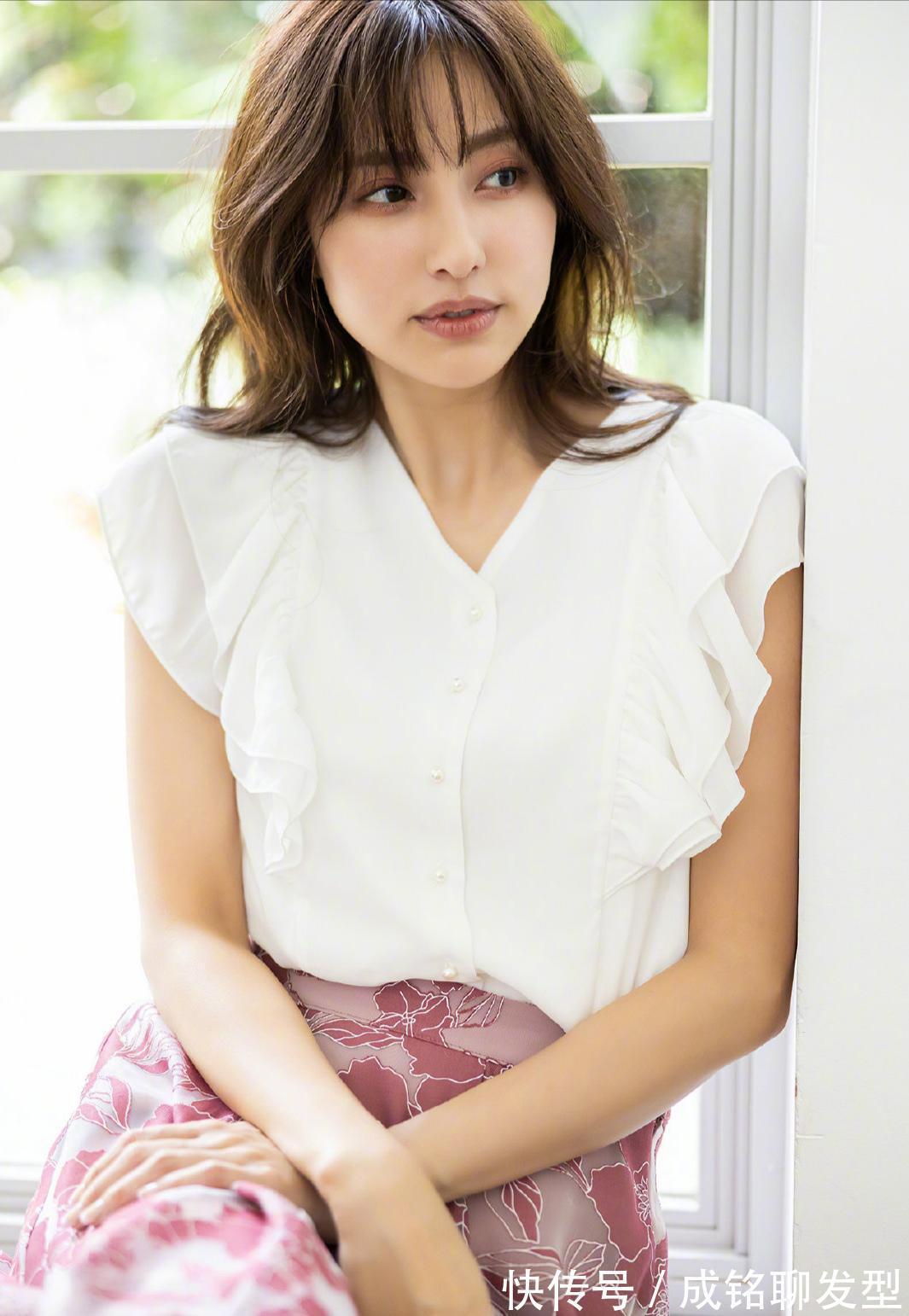 夏日|女人不管多大年纪，穿“半身裙”多配这几类上衣，温柔端庄有气质