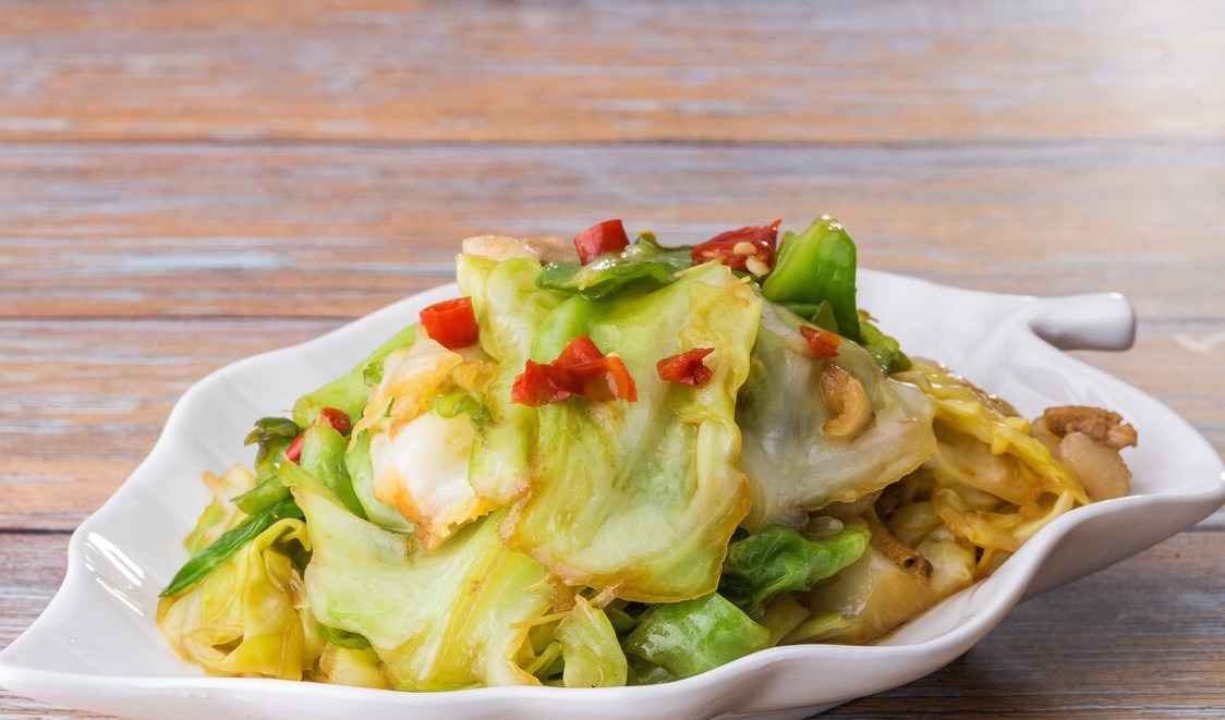 炒包菜，别再直接下锅了，牢记这1步，包菜更爽脆，颜色更翠绿