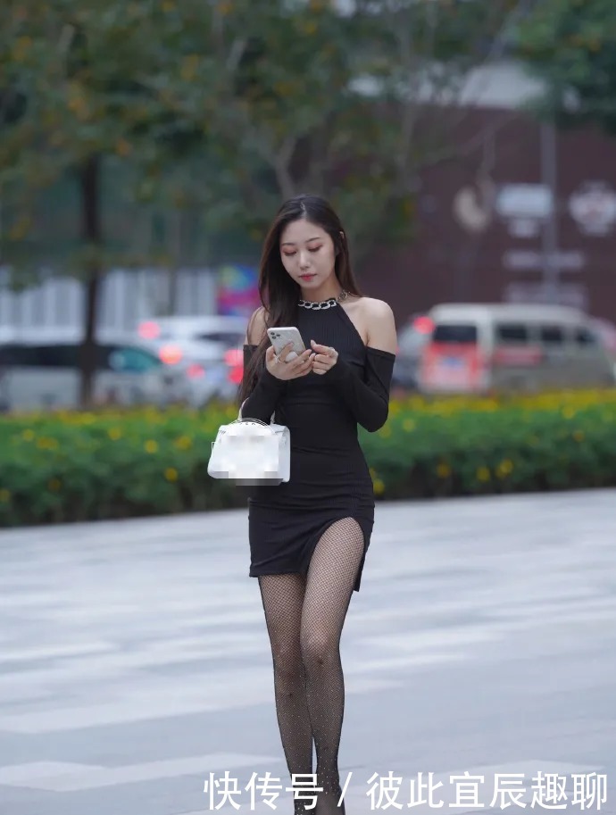 组图|街拍组图:女孩露肩裙搭配高跟鞋,挡不住的心动感觉