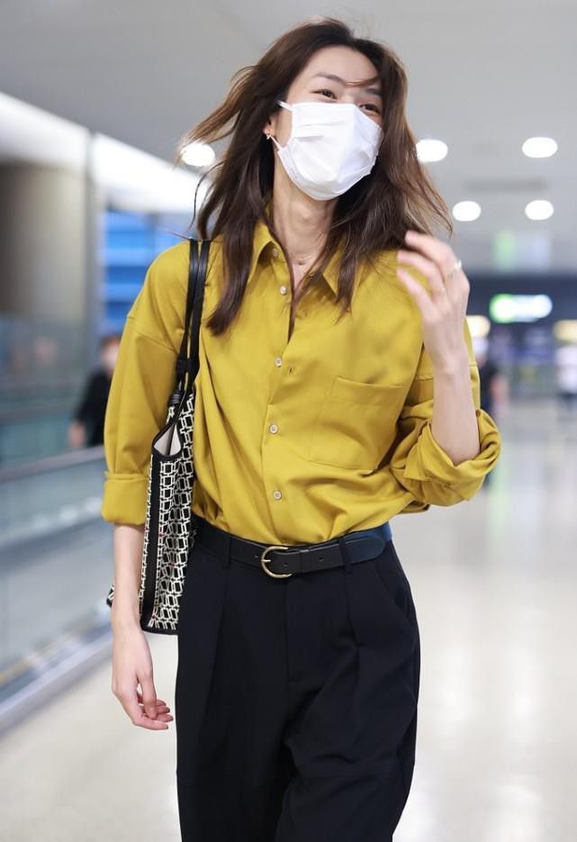 一身|刘雯真是“T台体质”,穿很普通的衬衫加裤子,气质依旧光彩照人