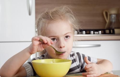 怒斥|6岁男童,脾虚积食,医生怒斥家长:3种“行为”加速积食,尽快改正