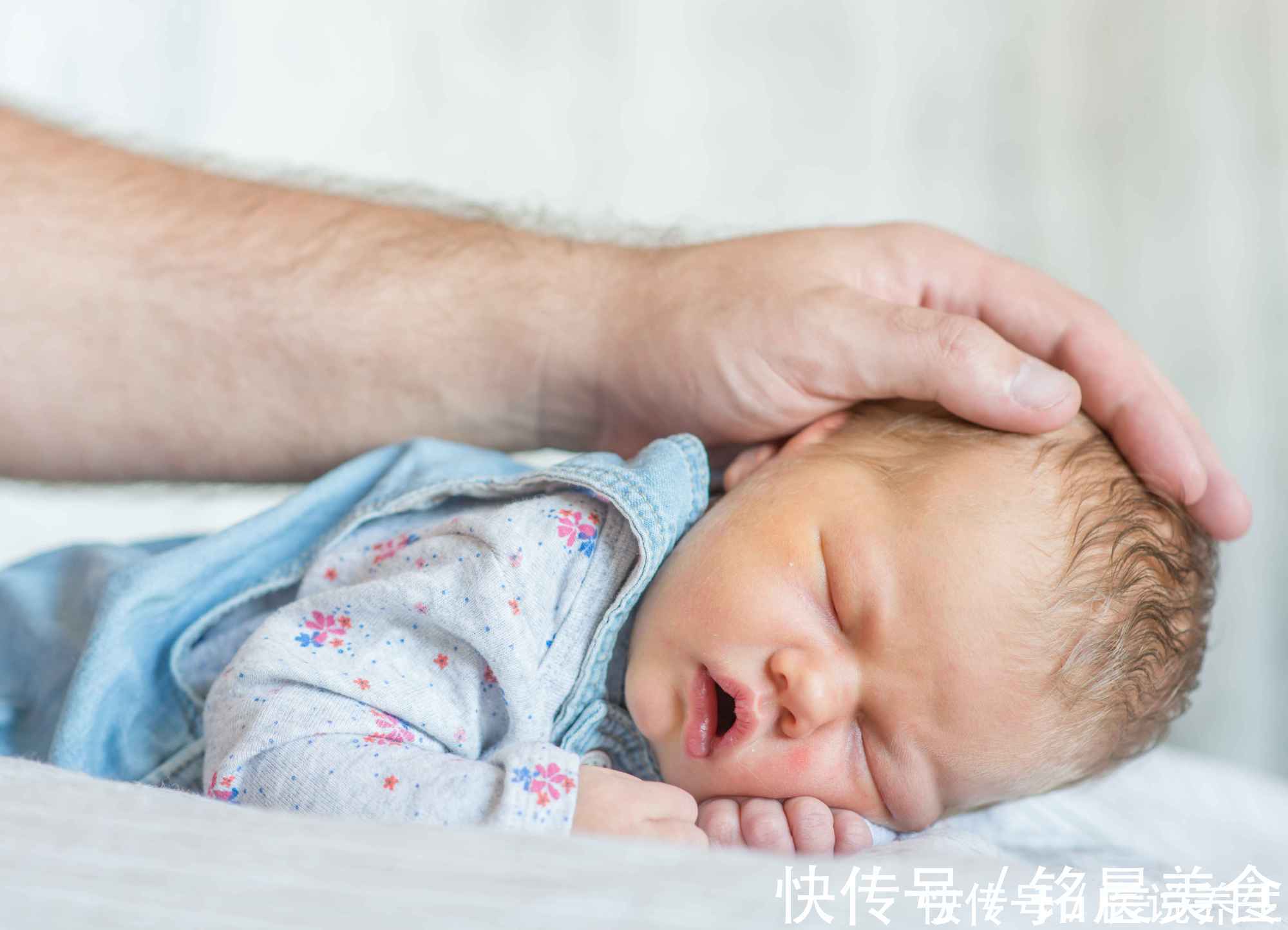 羊水|二胎妈妈43周仍未发动,医生检查后紧急剖腹产,划开后味道刺鼻