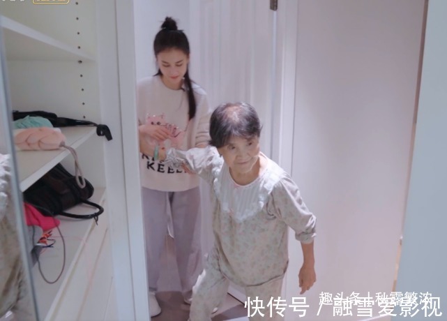 婆婆|黄圣依给婆婆洗澡,陈松伶跪地为婆婆穿鞋,孝顺背后是老公的差距