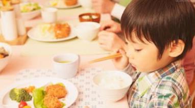 孩子吃饭时的这三种行为,一定要禁止!