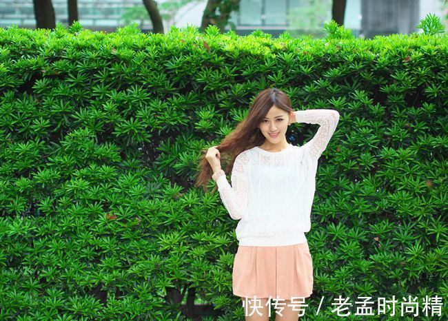 透视|粉色超短裤搭配白色雪纺上衣,甜美感十足