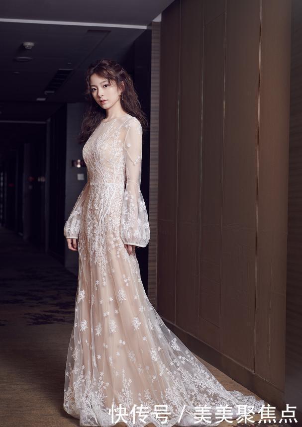 陈卓璇穿裙装好甜美，刺绣长裙温柔高贵，短裙活泼可爱真时尚