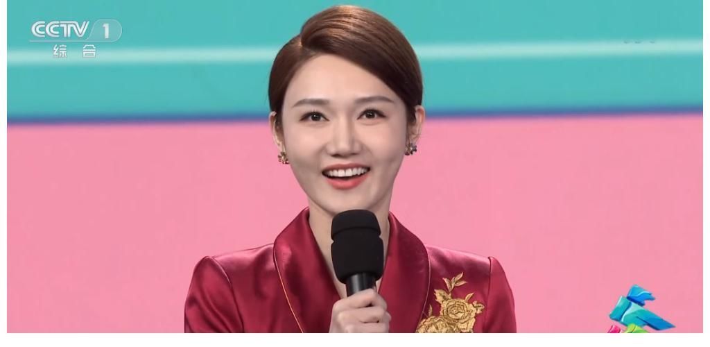 七一晚会|央视主持人龙洋存在感不断增强,参与鸟巢七一晚会,合唱担任C位