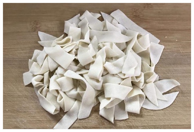 吃剩的饺子皮这么做,既当饭又当菜,老妈也直夸我真能干