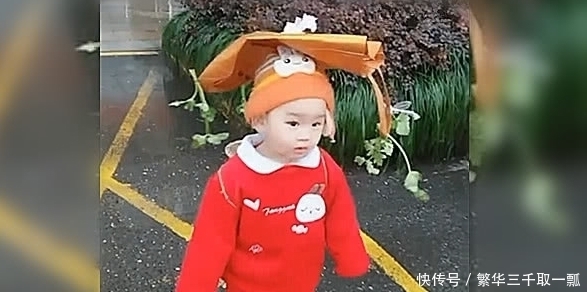 孙子|雨天宝宝非要出去耍,然后就成了这样,网友:要“登基”啊!