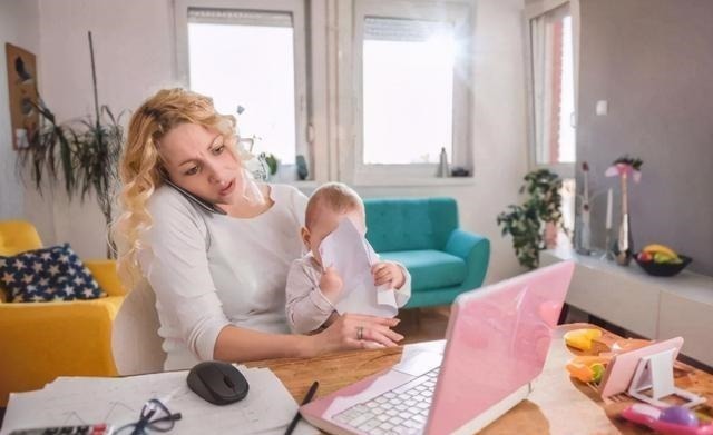 分娩|67岁宝妈生女近1年,身体年轻20岁,一家3口生活羡煞旁人