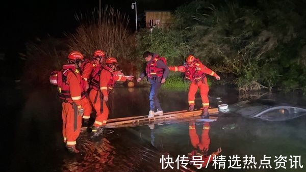熄火|修文：小汽车坠河2人被困车顶 消防救援人员紧急营救