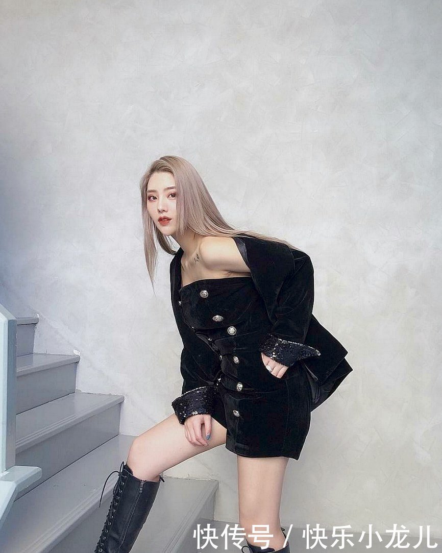 白皙稚嫩的瓜子脸,双眼迷媚有神,灿烂的笑容将人深深吸引