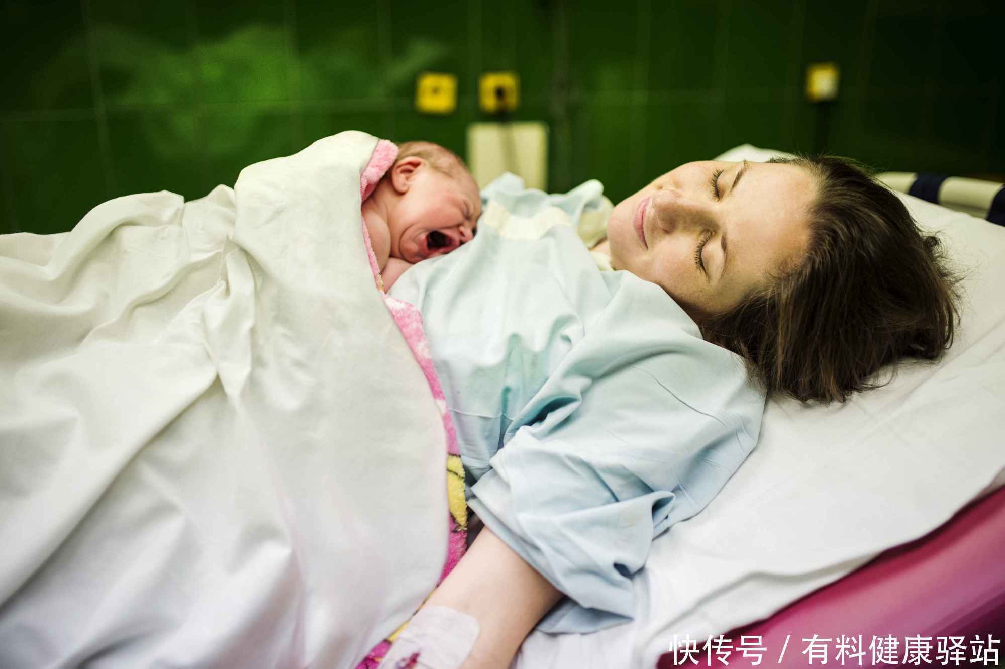 二胎妈妈43周仍未发动,医生检查后紧急剖腹产,划开后味道刺鼻