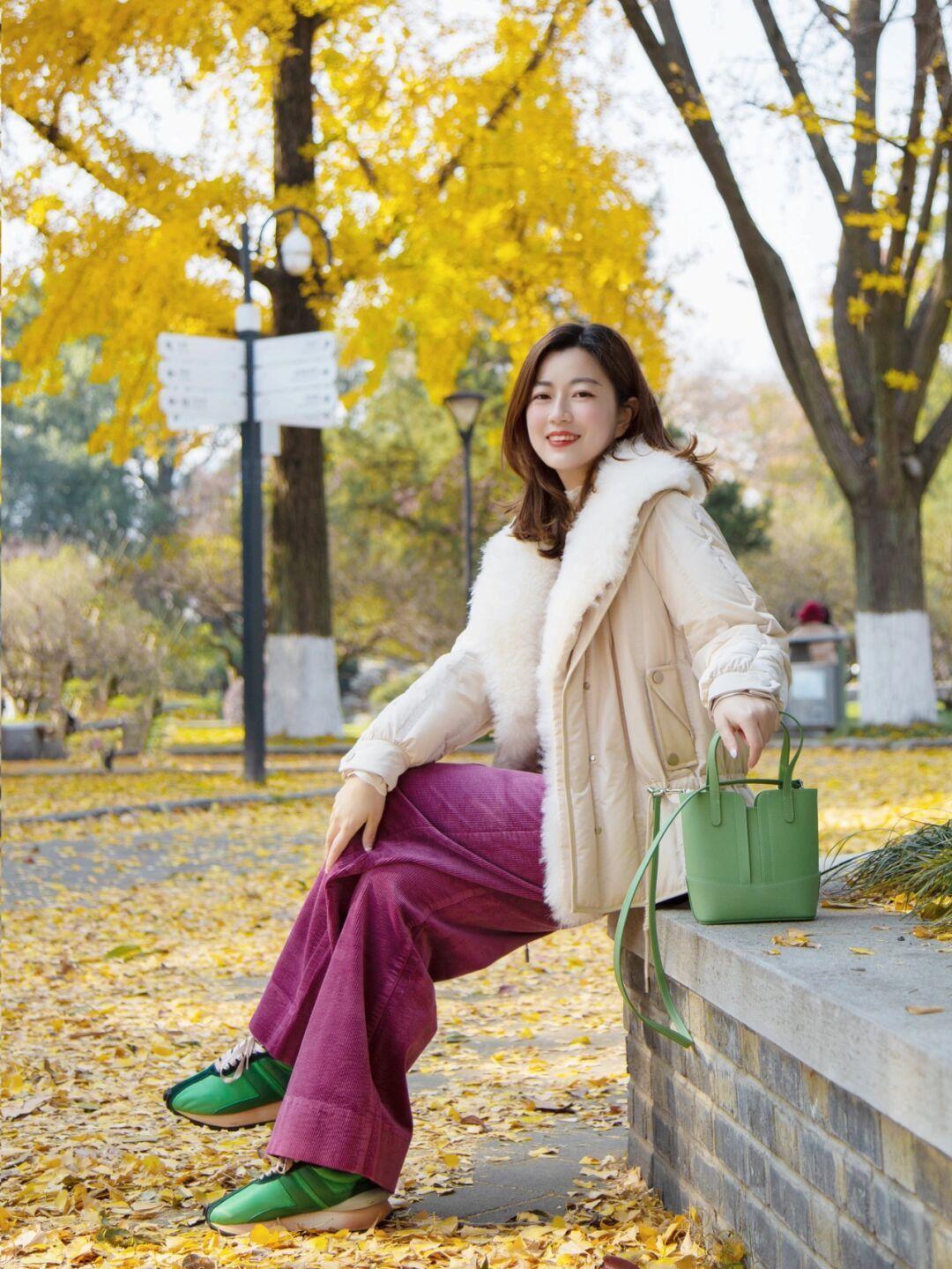 修身牛仔裤 寒冷的冬季怎么穿?羽绒服的搭配思路总结好了,穿出优雅时髦