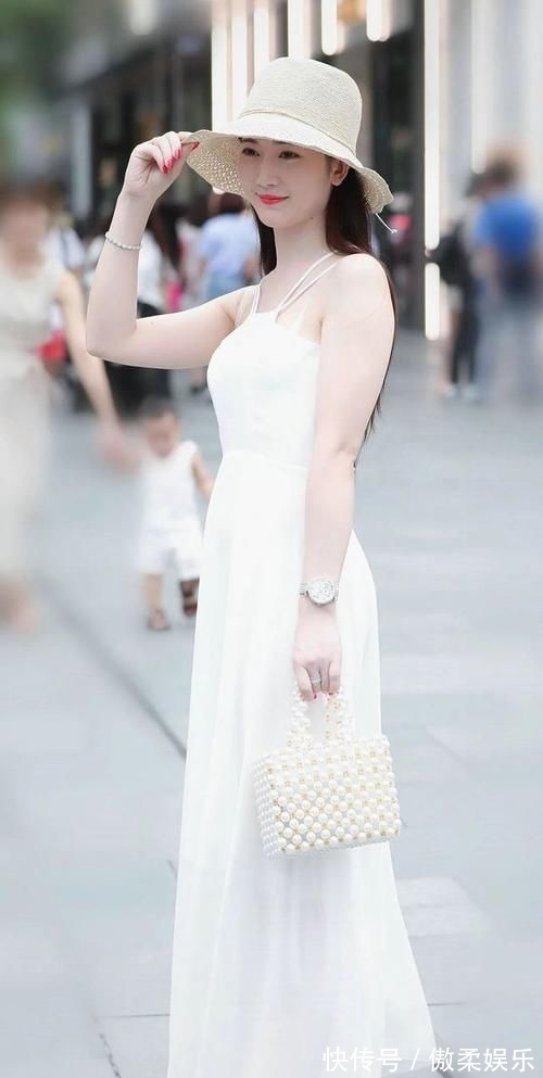 瑜伽裤 小姐姐穿上了,黑色的紧身瑜伽裤,走在街上真是满满的回头率