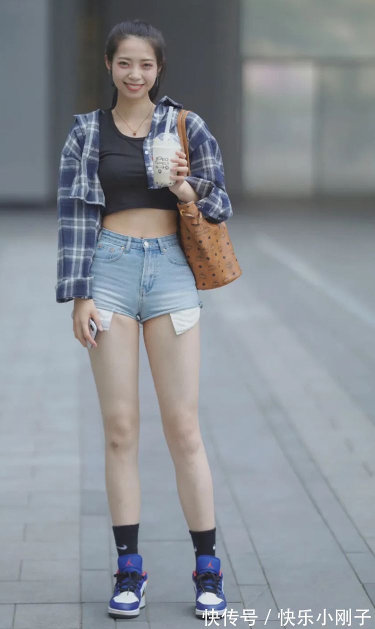 方格衬衫 方格衬衫配牛仔短裤,清新的西式风格,特别修饰身材