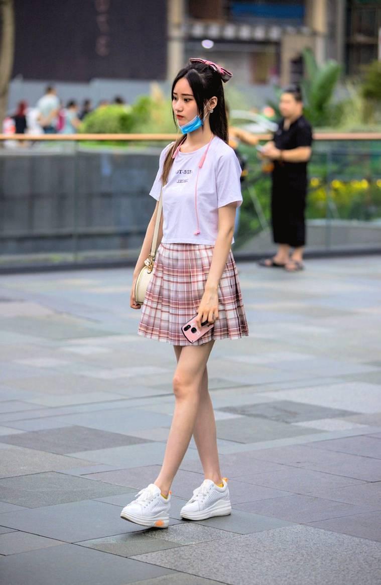 一条好看又好穿的短裤搭配,是周末约会的必备了,魅力四射!