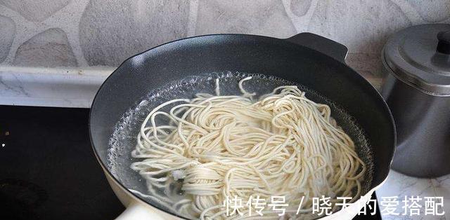 妙招|煮面条时,试试这一妙招,面条爽滑筋道不粘连,汤汁都清香美味