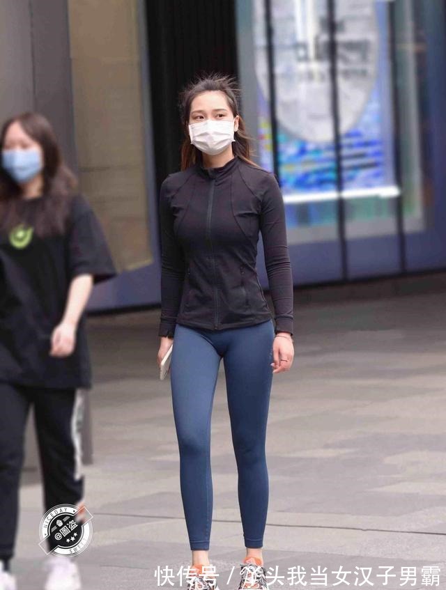 美女 丰腴有“肉”的打底裤美女,造型个性又有时尚感,衬托气质!